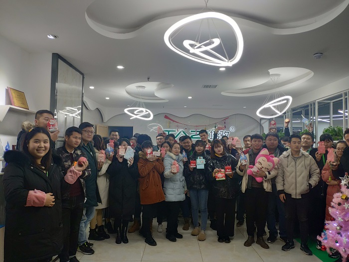 平安夜&圣誕節(jié)，塔孜給小伙伴們“交換禮物、傳遞真情”